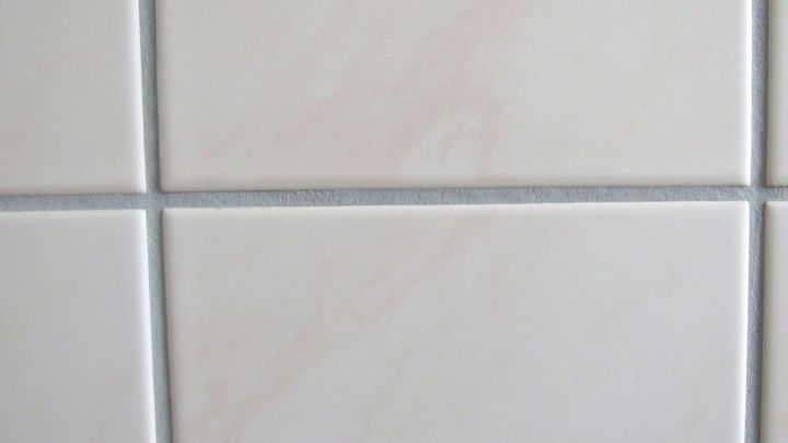 Wei&szlig;e Fliesen in einer Dusche zeigen glatte Oberfl&auml;chen ohne sichtbare Ablagerungen oder Schimmelspuren.