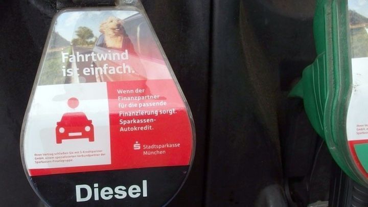 Ein Zapfhahn f&uuml;r Diesel zeigt eine Werbung mit der Aufforderung, P&ouml;lf&auml;higkeit zu pr&uuml;fen, um Geld zu sparen.