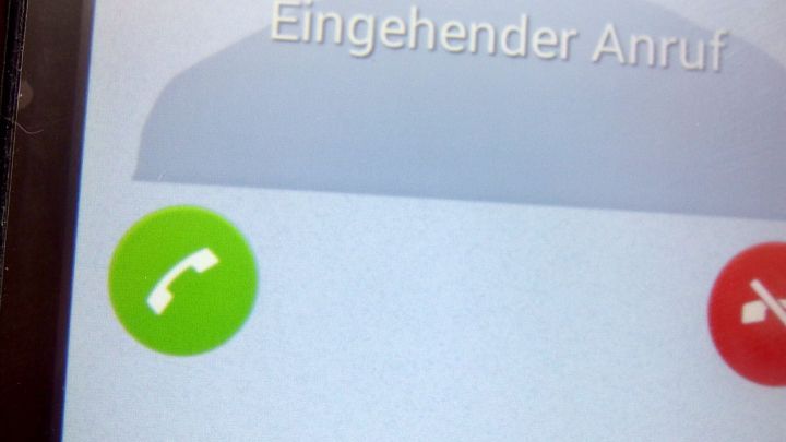 Ein gr&uuml;nes Telefon-Symbol zeigt einen eingehenden Anruf auf einem Smartphone-Bildschirm an, bereit zum Annehmen oder Abweisen.