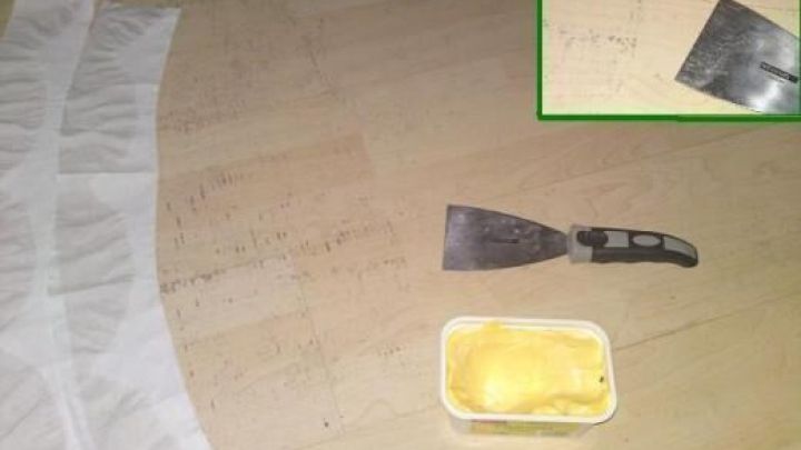 Mit Spachtel und Butter kannst du Klebereste vom doppelseitigen Klebeband sicher vom Holzboden entfernen.