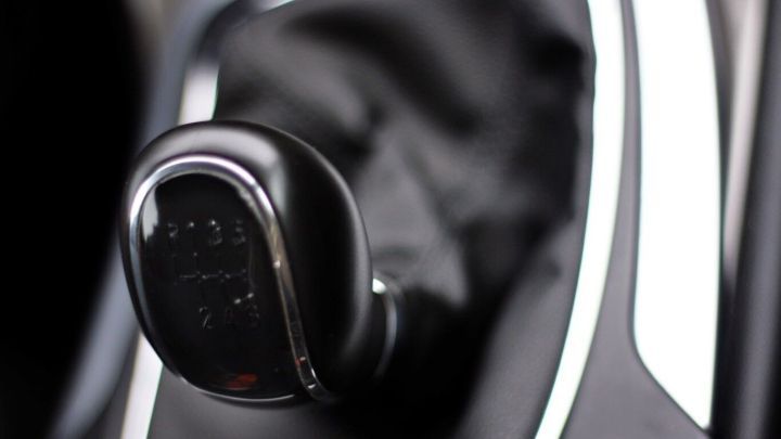 Der Schaltkn&uuml;ppel eines Autos befindet sich im Inneren und erm&ouml;glicht das Wechseln der G&auml;nge zur Kraftstoffeffizienz.