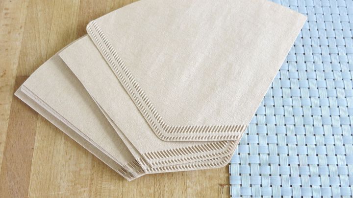 Eine Kaffeefiltert&uuml;te liegt auf einem Tisch und wartet darauf, beim Bohren Staub zu verhindern, um die Umgebung sauber zu halten.