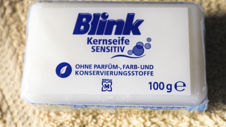 Ein St&uuml;ck Kernseife liegt auf einem hellen Tuch. Die Seife ist als "Blink Kernseife Sensitiv" gekennzeichnet.