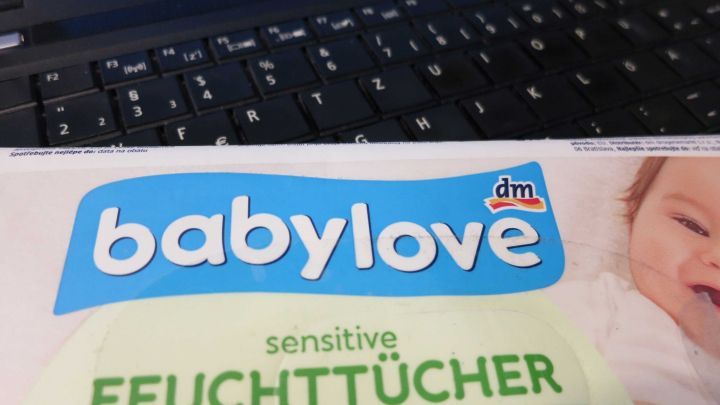 Die Babyfeuchtt&uuml;cher von DM liegen vor einer schmutzigen Tastatur, bereit zur Reinigung der Verschmutzungen.