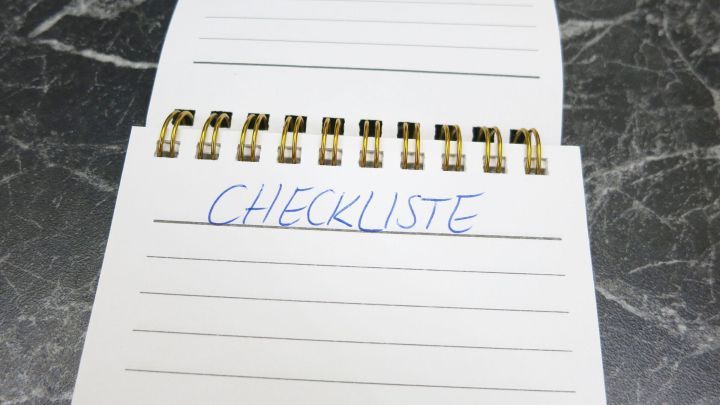 Eine leere Notizbuchseite mit dem Wort "CHECKLISTE" oben, bereit f&uuml;r den Umzug und die Auszug-Planung.