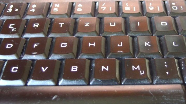 Eine schwarze Tastatur liegt auf einer Oberfl&auml;che, bereit zur Reinigung in der Sp&uuml;lmaschine, um Schmutz zu entfernen.