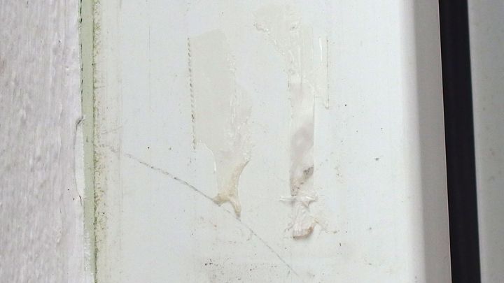 Eine Wand mit Kunststoffen zeigt Kleberreste, w&auml;hrend der Bereich um die Stelle sauber und unbesch&auml;digt wirkt.