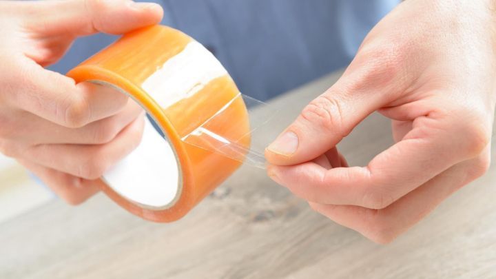 Mit Klebeband und einfachen Hausmitteln lassen sich Klebereste auf Holzoberfl&auml;chen m&uuml;helos und schonend entfernen.