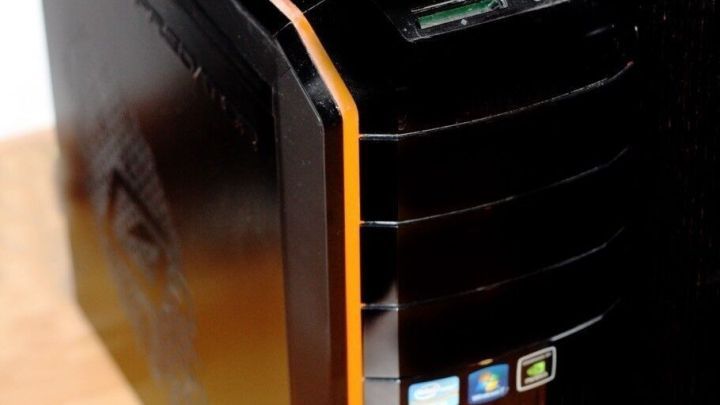 Ein Alt-Computer steht auf einem Holzboden, bereit zur Entsorgung, mit sichtbaren Tasten und Anschl&uuml;ssen.