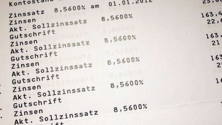 Ein Dokument zeigt Kontost&auml;nde und Zinss&auml;tze, das Datum ist der 01.01.2012, mit verschiedenen Eintr&auml;gen zu Zinsen und Gutschriften.