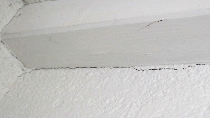 Ein heller Wandbereich zeigt Risse, die auf ein Problem beim Verfugen des Mauerwerks hinweisen.