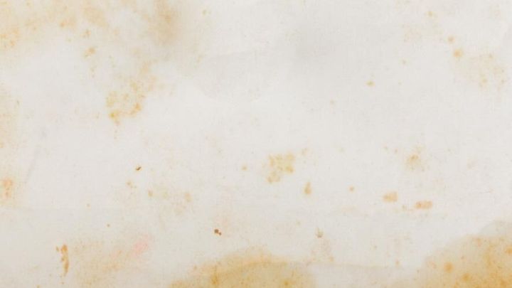 Gelbe Flecken an der Wand wie Nikotin oder Wasser? Mit passender Sperrfarbe kannst Du sie effektiv &uuml;berstreichen.