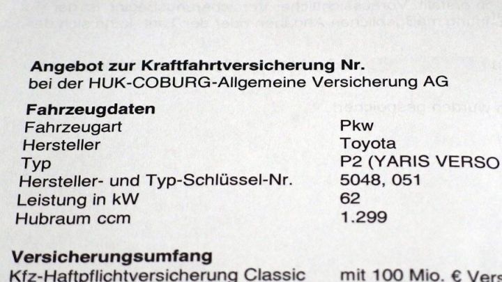 Ein Angebot zur KFZ-Versicherung zeigt Fahrzeugdetails wie Hersteller, Typ und Leistungsdaten in einem strukturierten Format.
