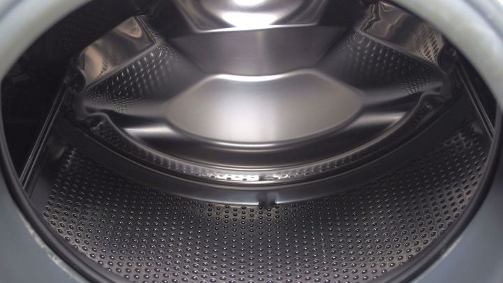 Eine ge&ouml;ffnete Waschmaschine zeigt die innere Trommel, die bereit ist, W&auml;sche zu waschen und richtig gewartet werden muss.