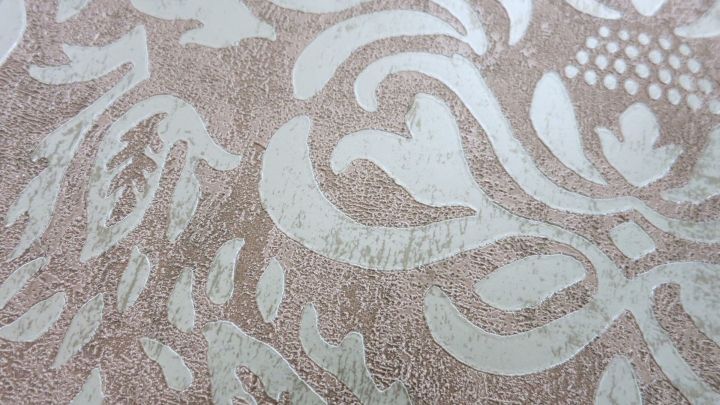 Eine elegante, gemusterte Tapete zeigt feine, geschwungene Designs in sanften Farbt&ouml;nen, ideal zum Ausbessern.