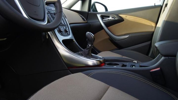 Ein Autositze-Reinigungstuch liegt auf einem sauberen, modernen Innenraum mit Ledersitzen und Armaturenbrett.