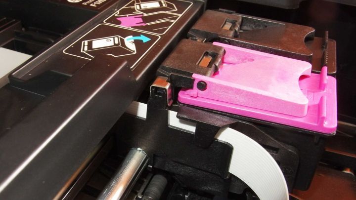 Ein Druckkopf wird im Inneren eines Druckers gezeigt, w&auml;hrend er mit Spiritus gereinigt wird, um die Druckqualit&auml;t zu verbessern.