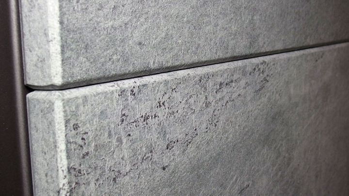 Graue Fliesen mit glatter Oberfl&auml;che stehen eng zusammen, ideal f&uuml;r das Bohren in harten Naturstein oder harten Fliesen.