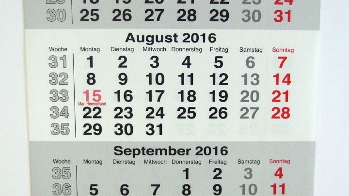 Ein Wandkalender zeigt die Monate August und September 2016 mit markierten Daten f&uuml;r spezielle Ereignisse.