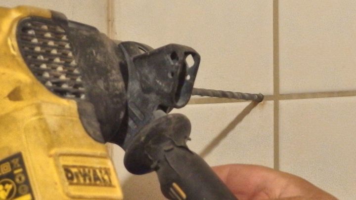 Ein Bohrger&auml;t wird gerade benutzt, um durch Fliesen zu bohren, um k&uuml;nftige Probleme beim Anbohren zu vermeiden.