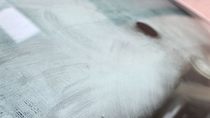 Eine beschlagene Autoscheibe zeigt eine unklare Sicht. Das Bild verdeutlicht, wie Zeitungspapier eingesetzt werden kann, um dies zu verhindern.