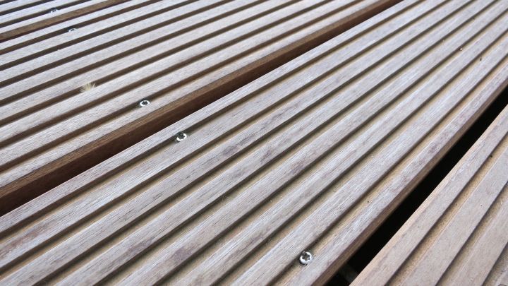 Holzplanken bilden einen stabilen Terrassenholzboden, der gleichm&auml;&szlig;ig verlegt ist und f&uuml;r eine gem&uuml;tliche Au&szlig;enfl&auml;che sorgt.