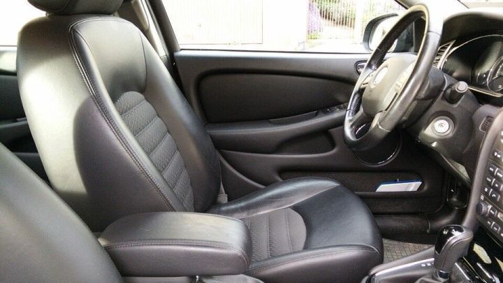 Schwarzes Autoleder ist im Fahrzeuginnenraum sichtbar, gut gepflegt, pr&auml;sentiert sich elegant und modern.