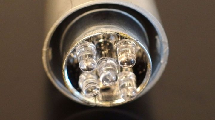 Eine LED-Lampe strahlt helles Licht aus und zeigt ihre sparsamen Leuchtdioden in einem modernen Design auf einem schwarzen Hintergrund.