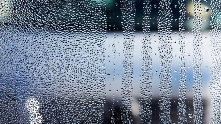 Eine beschlagene Autoscheibe zeigt, wie Feuchtigkeit im Inneren des Fahrzeugs kondensiert, was auf einen Bedarf an Luftentfeuchter hinweist.
