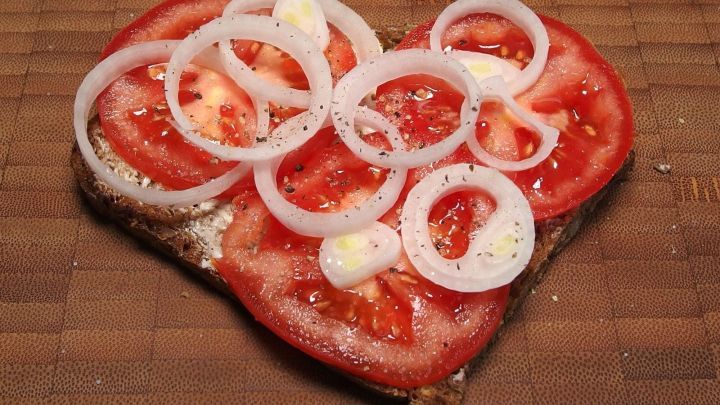 Tomaten-Zwiebel Schnitte - Rezept | Frag Mutti