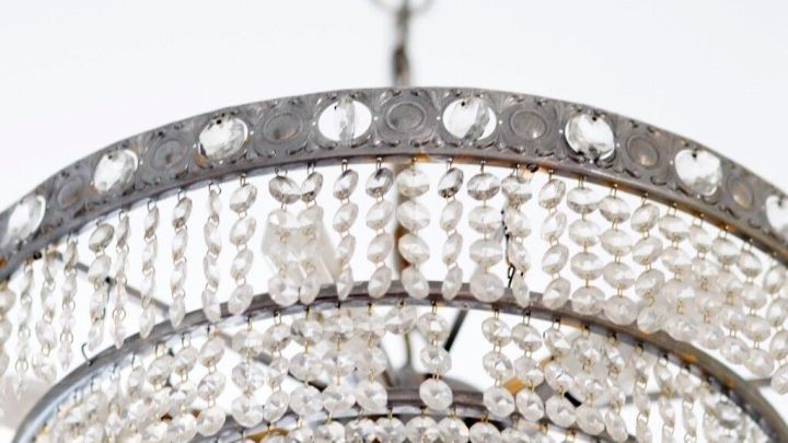 Eine elegante Kronleuchterlampe h&auml;ngt von der Decke und beleuchtet den Raum mit funkelnden Kristallen.