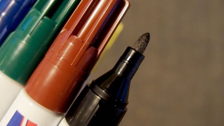 Bunte Marker liegen bereit, um lebhaftes Graffiti am Autoanh&auml;nger zu gestalten, um Farbe ins Bild zu bringen.