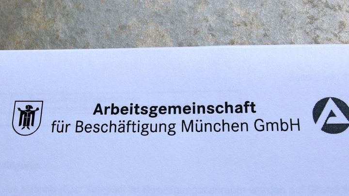 Ein offizielles Dokument zeigt das Logo der Arbeitsgemeinschaft f&uuml;r Besch&auml;ftigung M&uuml;nchen GmbH, zur Unterst&uuml;tzung von Hartz IV.