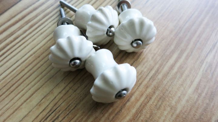 M&ouml;belkn&ouml;pfe liegen auf Holz, bereit als Handtuchhaken verwendet zu werden, um Ordnung im Raum zu schaffen.