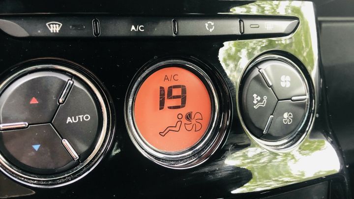 Die Klimaanlage im Auto ist auf 19&deg;C eingestellt, w&auml;hrend es drau&szlig;en tropische Hitze gibt. Perfekte Kontrolle.
