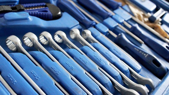 Eine Werkzeugkiste mit blauen Werkzeugen liegt ordentlich organisiert da, bereit f&uuml;r die Verwendung in handwerklichen Projekten.