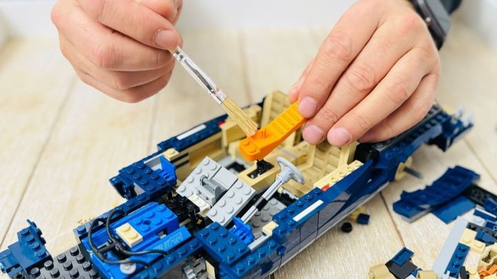 So klebst du LEGO-Steine richtig: Der Artikel erkl&auml;rt Schritte zur dauerhaften Fixierung deiner Bauwerke. Auf dem Bild wird pr&auml;zises Arbeiten mit einem Pinsel gezeigt. Ideal f&uuml;r Modelle, die nicht wieder auseinanderfallen sollen.