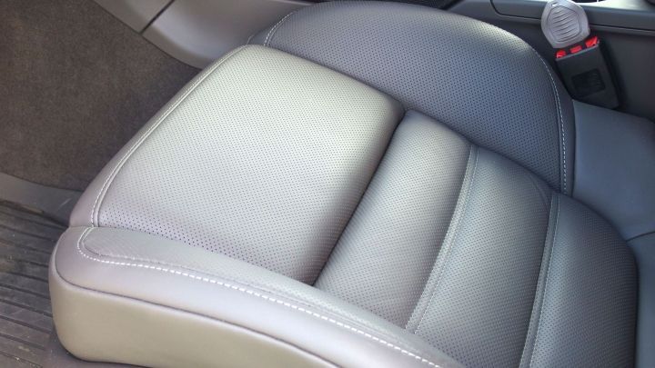 Ein Ledersitz befindet sich in einem Fahrzeug, der sauber und gepflegt aussieht, bereit f&uuml;r eine Fahrt.