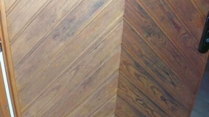 Ein Holzfu&szlig;boden mit einem eleganten Fischgr&auml;tmuster strahlt in einem warmen Farbton und sorgt f&uuml;r ein einladendes Ambiente.