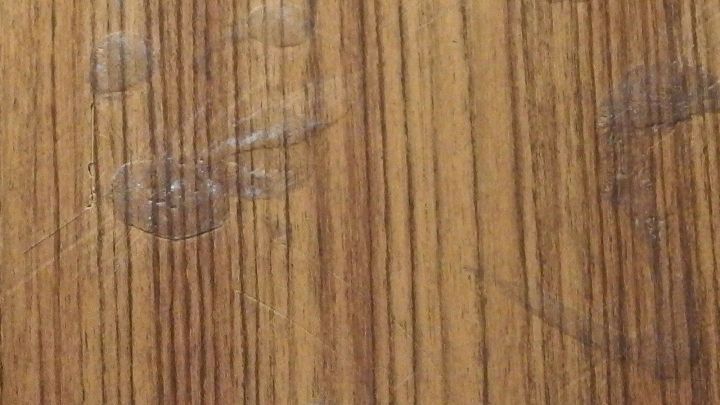 Holzstufen mit Kleberesten sind sichtbar, die die Holzmaserung teilweise verdecken und unsch&ouml;n wirken.