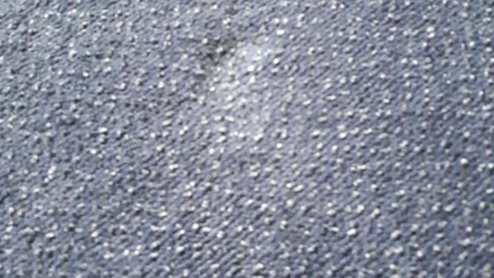 Ein Teppich zeigt Druckstellen, die auf M&ouml;bel zur&uuml;ckzuf&uuml;hren sind, sichtbar als helle Markierung auf der Oberfl&auml;che.