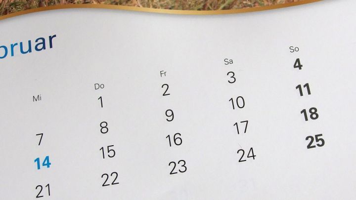 Ein Kalender zeigt die Tage des Februars und hebt den 14. Tag hervor, um Ereignisse oder Planungen sichtbar zu machen.