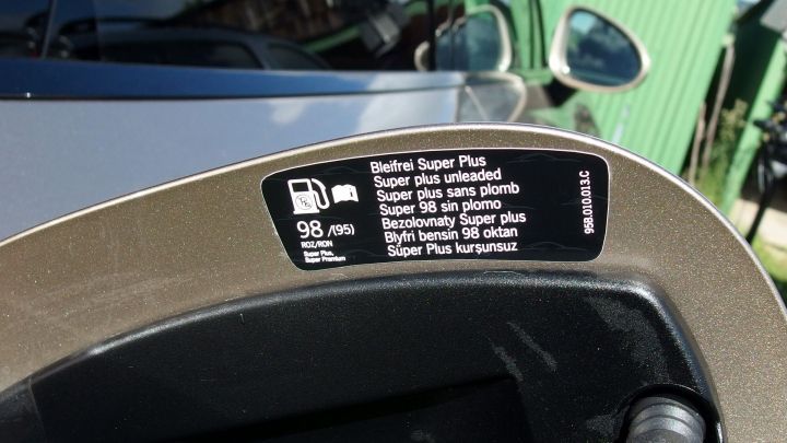 Ein Tankanschluss zeigt nach dem Einsetzen der Zapfpistole an, dass E85 (Ethanol) getankt wird, um Kosten zu sparen.