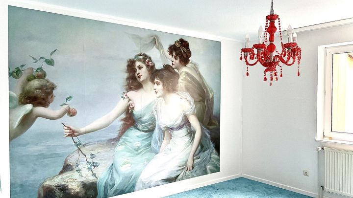 Eine Wand mit einem gro&szlig;en, romantischen Wandgem&auml;lde zeigt Frauen in eleganten Kleidern in einem hellen Raum mit blauen Teppich.