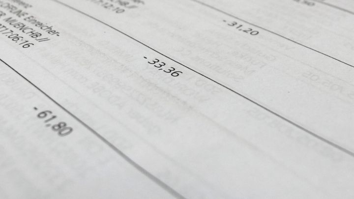 Eine &Uuml;bersicht von Ausgaben auf einem abgedruckten Dokument, das zur Ausgabenkontrolle dient, mit verschiedenen Betr&auml;gen.