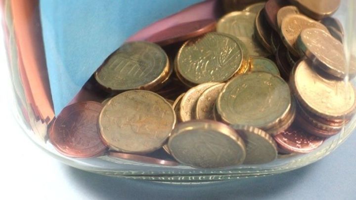 Ein Glas mit M&uuml;nzen steht auf einem Tisch, es wird gezeigt, wie R&uuml;cklagen gebildet werden.