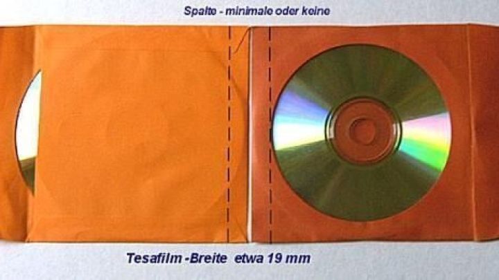 Eine orangefarbene Papierh&uuml;lle h&auml;lt eine CD und zeigt ihre F&auml;higkeit, Discs platzsparend zu organisieren.