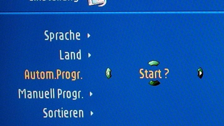 Im Bild sind Einstellungen auf einem Fernseher zu sehen, wo Optionen wie Sprache und Land ausgew&auml;hlt werden.