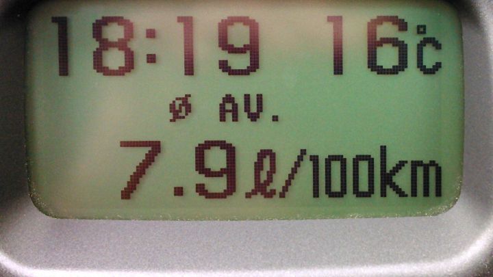 Ein digitales Display zeigt den Spritverbrauch von 7,9 l/100 km und die aktuelle Uhrzeit sowie Temperatur an.