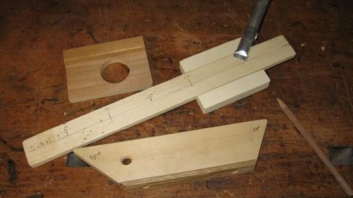 Ein komfortabler Anschlag aus Holz liegt auf einem Tisch, w&auml;hrend ein Werkzeug zum Anzeichnen f&uuml;r pr&auml;zise Arbeiten bereitsteht.